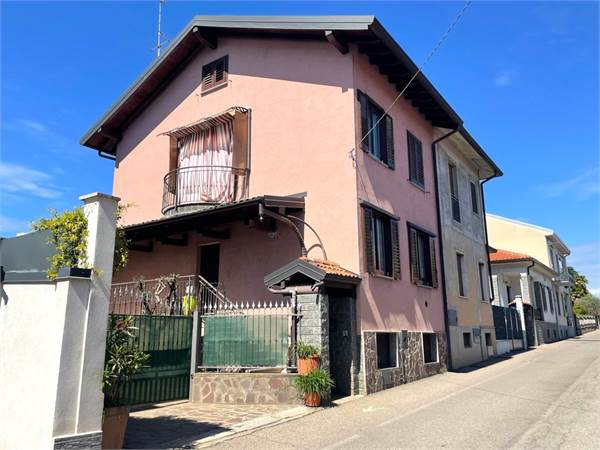 Porzione di casa con veranda e giardino!