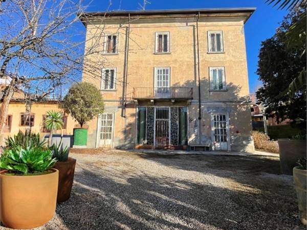 Palazzo d'epoca con giardino 