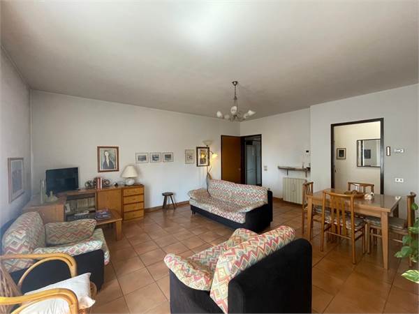 Ampio appartamento con tre camere, doppi servizi,box e cantina!
